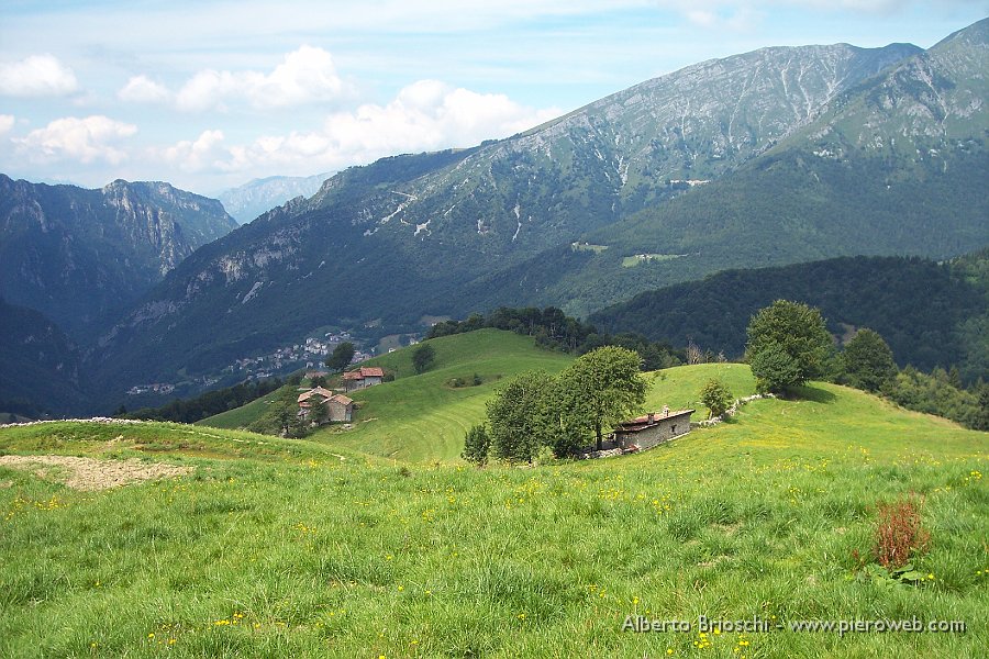 Menna e Zorzone.JPG - Dal monte di Zambla...cascine, Menna, Zorzone